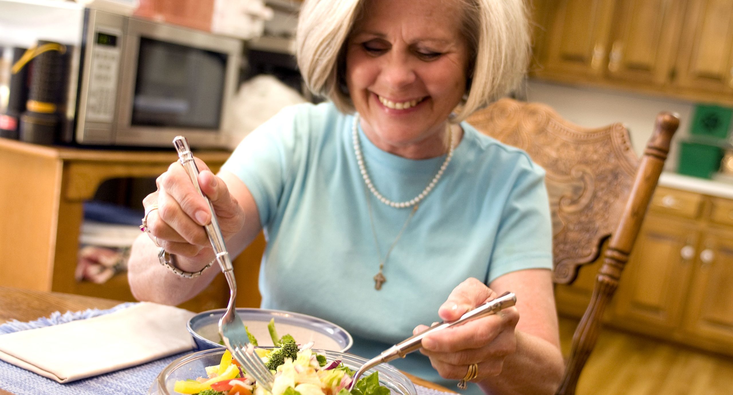 Диета после 40 лет мужчине. Сбалансированное питание пожилых. Пенсионеры на кухне. Женщина ест рыбу. Похудение после 50 лет.